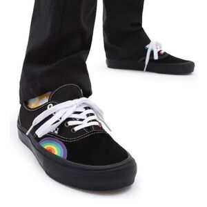 Vans
Skate Authentic "Pride" sneakers Black Low-Top Sneakers with Rainbow D
